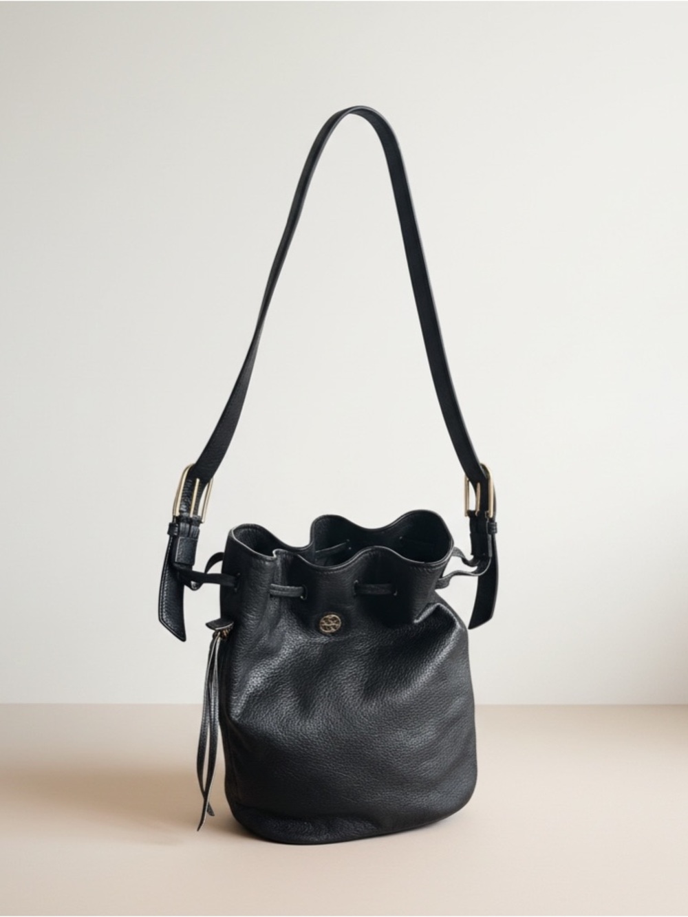 Tory Burch Pebbled Leather Bucket Bag Black Gold Drawstring w Dust Bag EUC - Picture 4 of 15